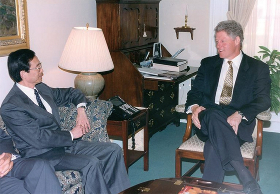 1993년 7월 당시 한승주 외무부 장관(왼쪽)이 한국을 방문한 빌 클린턴 미국 대통령과 환담하고 있다. / 사진:한승주